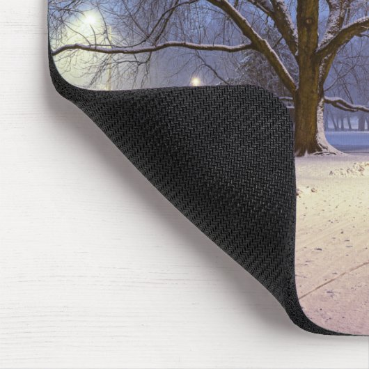 Straßenbeleuchtung und Schneebäume Mousepad (Ecke)