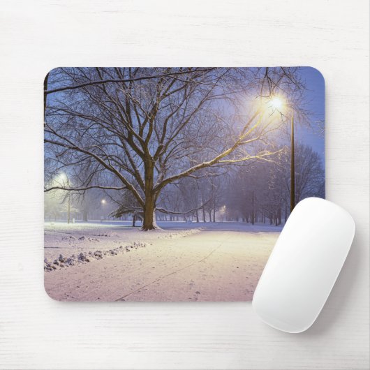 Straßenbeleuchtung und Schneebäume Mousepad (Mit Mouse)