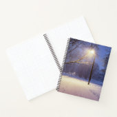 Straßenbeleuchtung und Schneebäume Notizblock (Innenseite)