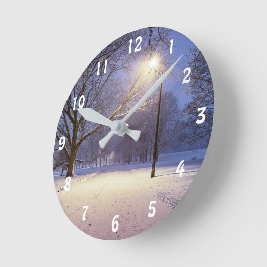 Straßenbeleuchtung und Schneebäume Runde Wanduhr (Winkel)