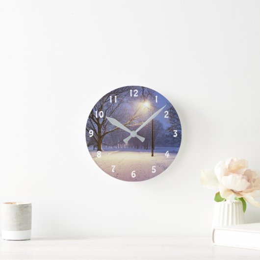 Straßenbeleuchtung und Schneebäume Runde Wanduhr (Zuhause)