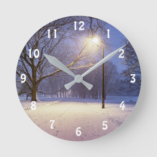 Straßenbeleuchtung und Schneebäume Runde Wanduhr (Vorderseite)