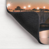 Straßenbrücke, die bei Dämmerung einen breiten Flu Mousepad (Ecke)