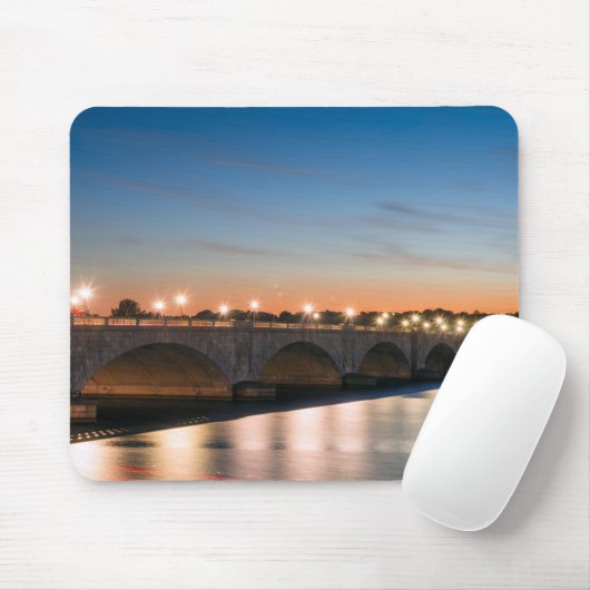 Straßenbrücke, die bei Dämmerung einen breiten Flu Mousepad (Mit Mouse)