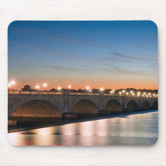 Straßenbrücke, die bei Dämmerung einen breiten Flu Mousepad (Vorne)