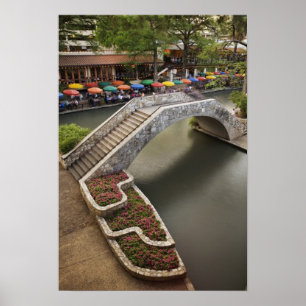 Straßencafé entlang des River Walk und Brücke über Poster