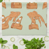 Straßencones und orangefarbener Goldfisch Geschirrtuch (Gefaltet)