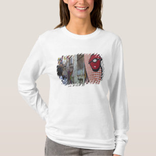 Straßenkunst in der Calle de la Libertad T-Shirt
