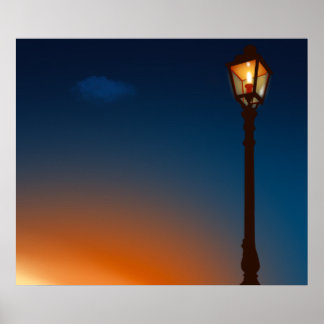 Straßenlampe bei Morgendämmerung Poster