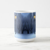 Straßenleuchten leuchten im Winter Wonderland Kaffeetasse (Mittel)
