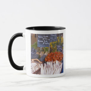 Straßenmarkthändlerstand mit weißem tasse
