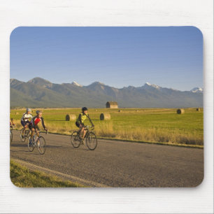 Straßenradfahrer fahren eine ländliche Straße hinu Mousepad