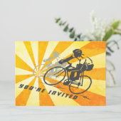 Straßenradfahrer mit Retro Sunburst Biking Geburts Einladung (Stehend Vorderseite)
