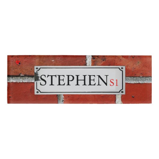 Straßenschild auf Backsteinmauer personifizieren Namenschild (Vorderseite)