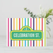 Straßenschild Primärfarben Regenbogen Modernes Par Einladung (Stehend Vorderseite)