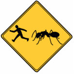 Straßenschild: Riesenantin schneidet Skulptur ab Fotoskulptur Magnet<br><div class="desc">"Angriff auf den B-Film." Das sonnige Schild wurde im Stil eines Wegweises gemacht.</div>