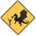 Straßenschild- Ritter und Drache schneiden Skulptu Fotoskulptur Magnet<br><div class="desc">Vorsicht! Gefährliche Bedingungen voraus. Fantasie trifft Realität. Drachenüberquerung. Das sonnige Schild wurde im Stil eines Wegweises gemacht.</div>