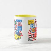 Straßenschilder und Gelbes Auto Tasse (Zentrum)