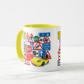 Straßenschilder und Gelbes Auto Tasse (Vorderseite Links)