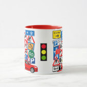 Straßenschilder und Red Motorcar Tasse (Zentrum)