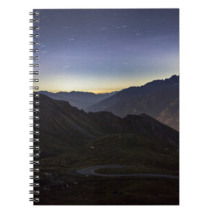 STRASSENVERKEHR ZWISCHEN BERGSTELLE NOTIZBLOCK