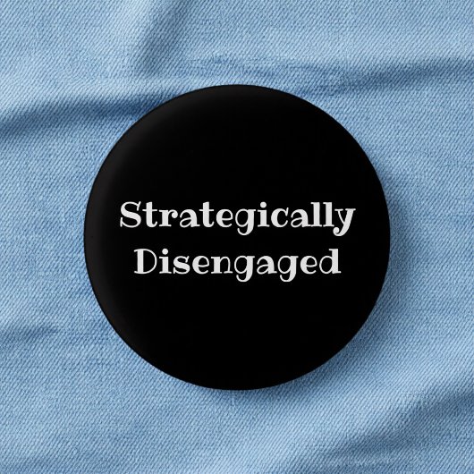 Strategisch distanzierter lustiger Büro-Pin-Button Button