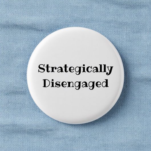 Strategisch distanzierter lustiger Büro-Pin-Button Button