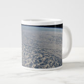 Stratocumulus Wolken über dem Pazifik. Jumbo-Tasse (Vorderseite Rechts)