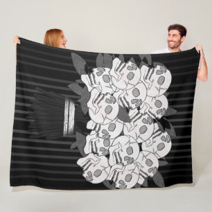 Strauß aus Totenkopfrosen Schwarz & Weiß Gothic Fleecedecke