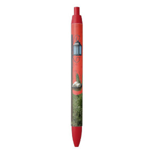 Strauß-Eier, die an Laternenpfahl Stift hängen