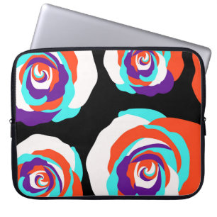 Sträuße aus orangen Rosen auf schwarzem Hintergrun Laptopschutzhülle