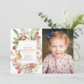 Strawberries Bunny Berry Erster Geburtstag Foto Einladung (Stehend Vorderseite)