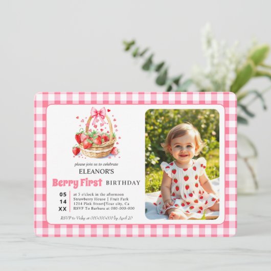 Strawberries, pink bow Berry First Birtday photo Einladung (Stehend Vorderseite)