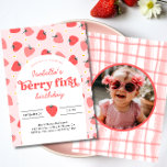 Strawberry 1. Geburtstag Party Berry Erstes Foto Einladung<br><div class="desc">Die Berry Sweet Strawberry 1. Geburtstag Party Einladung ist die perfekte Lösung, um Ihren kleinen Tag zu feiern. Diese reizvolle Einladung prägt das Wesen des Sommers mit seinem charmanten Erdbeerdesign und ist somit ideal für Beerenliebhaber und Obstliebhaber. Dieses 12x18 inch Foto lädt zu einem ersten Geburtstag ein und ist mit...</div>