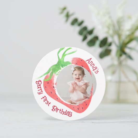 Strawberry 1. Niedlich Berry Birthday Foto Einladung (Stehend Vorderseite)