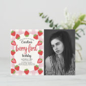 Strawberry 1st Birthday Party Berry First Photo Einladung (Stehend Vorderseite)