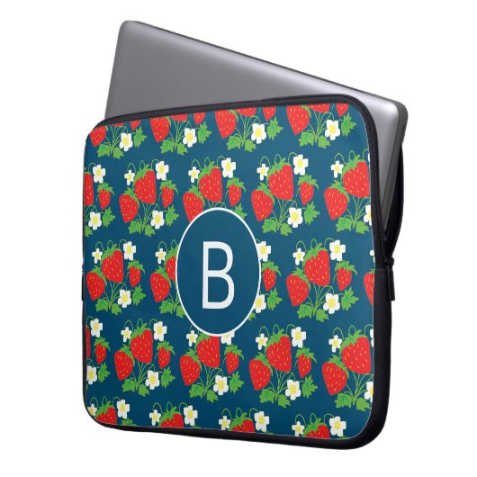 Strawberry and Flower Blue Pattern Monogrammed Laptopschutzhülle (Vorderseite Links)