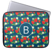 Strawberry and Flower Blue Pattern Monogrammed Laptopschutzhülle (Vorderseite)