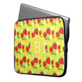Strawberry and Flower Yellow Pattern Monogrammed Laptopschutzhülle (Vorderseite Links)
