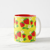 Strawberry and Flower Yellow Pattern Zweifarbige Tasse (VorderseiteRechts)
