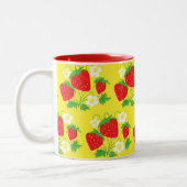 Strawberry and Flower Yellow Pattern Zweifarbige Tasse (Links)