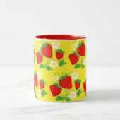 Strawberry and Flower Yellow Pattern Zweifarbige Tasse (Mittel)