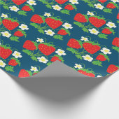Strawberry and Flowers Pattern Blue Geschenkpapier (Ecke)