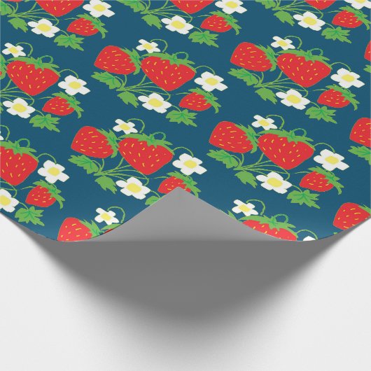 Strawberry and Flowers Pattern Blue Geschenkpapier (Ecke)