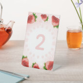 Strawberry Baby Shower Tischnummer Sockelschild (In SItu)
