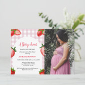 Strawberry-Babydusche | Berry Sweet baby Einladung (Stehend Vorderseite)