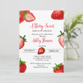 Strawberry-Babydusche | Berry Sweet baby Einladung (Stehend Vorderseite)