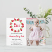 Strawberry Berry Erster Geburtstag Foto Einladung (Stehend Vorderseite)