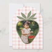 Strawberry Berry Erster Geburtstag Foto Einladung (Rückseite)