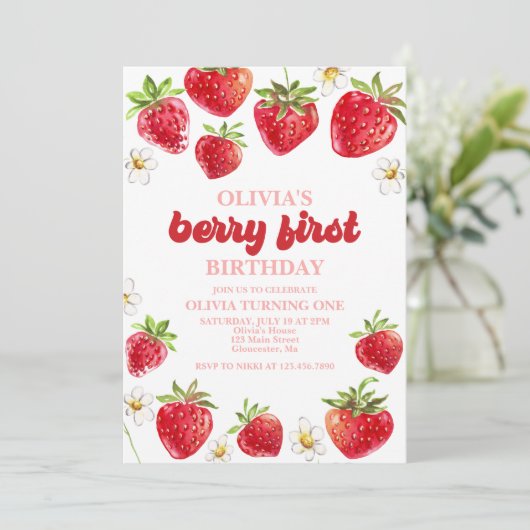 Strawberry Berry First Birthday Einladung (Stehend Vorderseite)